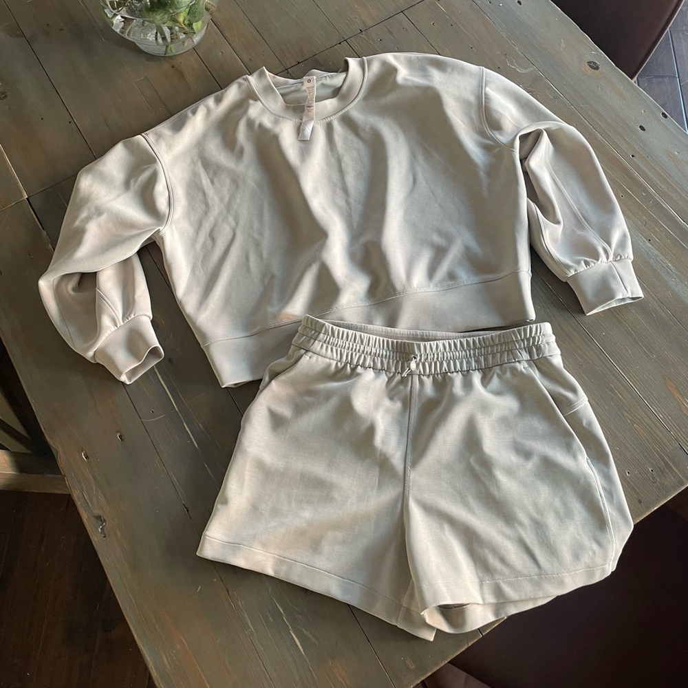 SET Lululemon 2 PIECE SET SWEATER & SHORTS
Softstreme Mojave tan